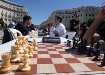 Σκακιστές επί τω έργον στην πλατεία Αριστοτέλους (φωτ.: ΜΟΤΙΟΝΤΕΑΜ/Βασίλης Βερβερίδης)