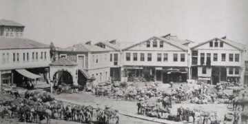 Φορτωμένα άλογα και μουλάρια σε πλατεία της Τραπεζούντας (φωτ.: wikipedia commons)