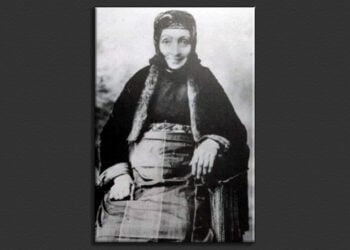 Γυναίκα με τοπική ενδυμασία της Τραπεζούντας των αρχών του 20ού αι. (φωτ.: «Έξοδος» τόμος Η')