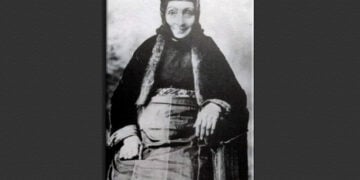 Γυναίκα με τοπική ενδυμασία της Τραπεζούντας των αρχών του 20ού αι. (φωτ.: «Έξοδος» τόμος Η')