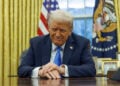 O Ντόναλντ Τραμπ στο Οβάλ Γραφείο (φωτ.:  EPA / Aaron Schwartz / POOL)