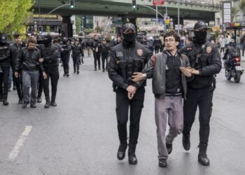 Τούρκοι αστυνομικοί συλλαμβάνουν διαδηλωτή στην πλατεία Ταξίμ (φωτ. αρχείου: ΕΡΑ/ Umit Turhan)