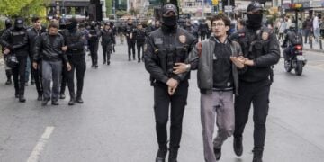 Τούρκοι αστυνομικοί συλλαμβάνουν διαδηλωτή στην πλατεία Ταξίμ (φωτ. αρχείου: ΕΡΑ/ Umit Turhan)