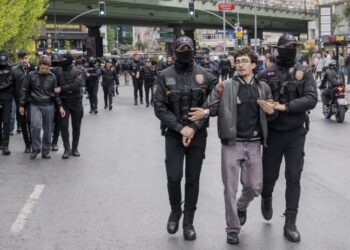Τούρκοι αστυνομικοί συλλαμβάνουν διαδηλωτές στην πλατεία Ταξίμ της Κωνσταντινούπολης, κατά τη διάρκεια των συγκεντρώσεων για την Εργατική Πρωτομαγιά (φωτ.: EPA/Umit Turhan)