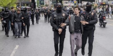 Τούρκοι αστυνομικοί συλλαμβάνουν διαδηλωτές στην πλατεία Ταξίμ της Κωνσταντινούπολης, κατά τη διάρκεια των συγκεντρώσεων για την Εργατική Πρωτομαγιά (φωτ.: EPA/Umit Turhan)