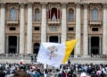 Πιστοί στην Πλατεία του Αγίου Πέτρου, περιμένοντας την εκλογή νέου πάπα (φωτ.: EPA / Angelo Carconi)