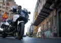 Αστυνομικός φρουρεί τον δρόμο με το διαμέρισμα στα Λαδάδικα, όπου κατασκευάστηκε η βόμβα (φωτ.: ΜΟΤΙΟΝΤΕΑΜ/Βασίλης Βερβερίδης)