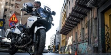 Αστυνομικός φρουρεί τον δρόμο με το διαμέρισμα στα Λαδάδικα, όπου κατασκευάστηκε η βόμβα (φωτ.: ΜΟΤΙΟΝΤΕΑΜ/Βασίλης Βερβερίδης)