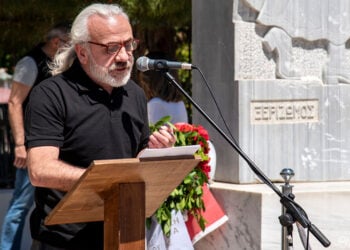 Ο Γιάννης-Βασίλης Γιαϊλαλί μιλά σε εκδήλωση για τη Γενοκτονία των Ποντίων, στο Πάρκο Ποντιακού Ελληνισμού στη Νίκαια, 18 Μαΐου 2025 (φωτ.: Δήμος Νίκαιας - Αγ. Ι. Ρέντη / Ορέστης Νικολαΐδης)