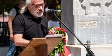 Ο Γιάννης-Βασίλης Γιαϊλαλί μιλά σε εκδήλωση για τη Γενοκτονία των Ποντίων, στο Πάρκο Ποντιακού Ελληνισμού στη Νίκαια, 18 Μαΐου 2025 (φωτ.: Δήμος Νίκαιας - Αγ. Ι. Ρέντη / Ορέστης Νικολαΐδης)