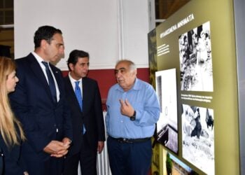 Από αριστερά, ο υπουργός Εσωτερικών της Κύπρου Κωνσταντίνος Ιωάννου και ο Έλληνας υφυπουργός Εσωτερικών (τμήμα Μακεδονίας-Θράκης) Κώστας Γκιουλέκας ενώ ξεναγούνται στην έκθεση (φωτ.: Υπουργείο Εσωτερικών)