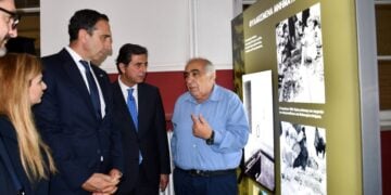 Από αριστερά, ο υπουργός Εσωτερικών της Κύπρου Κωνσταντίνος Ιωάννου και ο Έλληνας υφυπουργός Εσωτερικών (τμήμα Μακεδονίας-Θράκης) Κώστας Γκιουλέκας ενώ ξεναγούνται στην έκθεση (φωτ.: Υπουργείο Εσωτερικών)