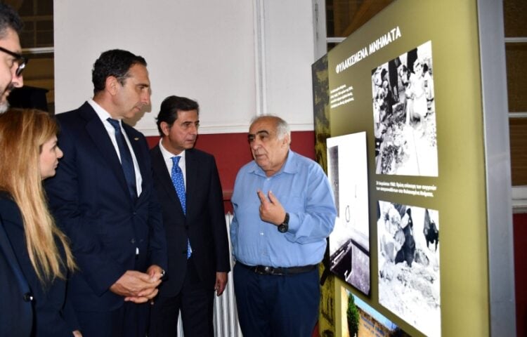 Από αριστερά, ο υπουργός Εσωτερικών της Κύπρου Κωνσταντίνος Ιωάννου και ο Έλληνας υφυπουργός Εσωτερικών (τμήμα Μακεδονίας-Θράκης) Κώστας Γκιουλέκας ενώ ξεναγούνται στην έκθεση (φωτ.: Υπουργείο Εσωτερικών)
