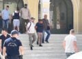 Αστυνομικοί συνοδεύουν τους δύο από τους συλληφθέντες για την ανθρωποκτονία της συμβολαιογράφου (φωτ.: ΑΠΕ-ΜΠΕ)