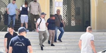 Αστυνομικοί συνοδεύουν τους δύο από τους συλληφθέντες για την ανθρωποκτονία της συμβολαιογράφου (φωτ.: ΑΠΕ-ΜΠΕ)