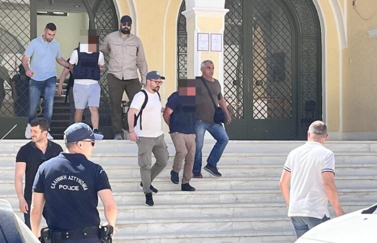Αστυνομικοί συνοδεύουν τους δύο από τους συλληφθέντες για την ανθρωποκτονία της συμβολαιογράφου (φωτ.: ΑΠΕ-ΜΠΕ)