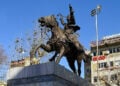 Ο έφιππος ανδριάντας του Γ. Καραϊσκάκη στην κεντρική πλατεία της Καρδίτσας (φωτ.: ΑΠΕ-ΜΠΕ / Απ. Ζώης)