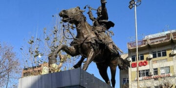 Ο έφιππος ανδριάντας του Γ. Καραϊσκάκη στην κεντρική πλατεία της Καρδίτσας (φωτ.: ΑΠΕ-ΜΠΕ / Απ. Ζώης)