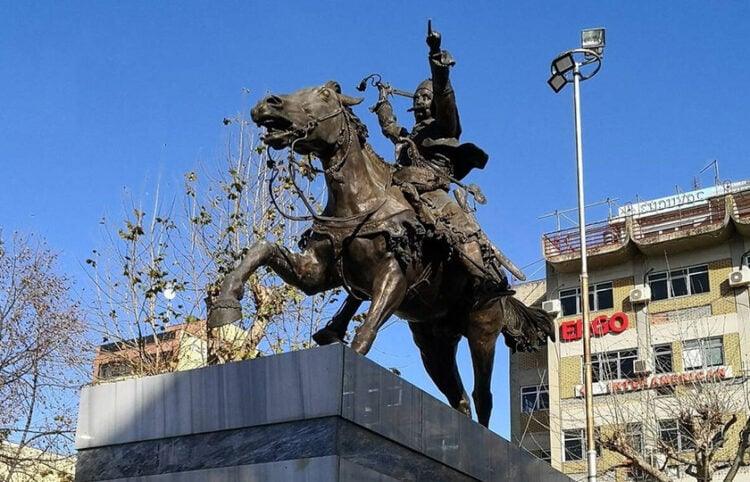 Ο έφιππος ανδριάντας του Γ. Καραϊσκάκη στην κεντρική πλατεία της Καρδίτσας (φωτ.: ΑΠΕ-ΜΠΕ / Απ. Ζώης)
