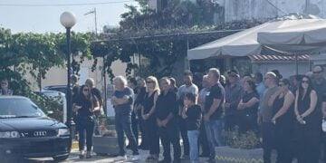 Εικόνα από την κηδεία του 14χρονου ήρωα Σπύρου Δήμου (φωτ.: Μ. Τζώρα/ΑΠΕ-ΜΠΕ)