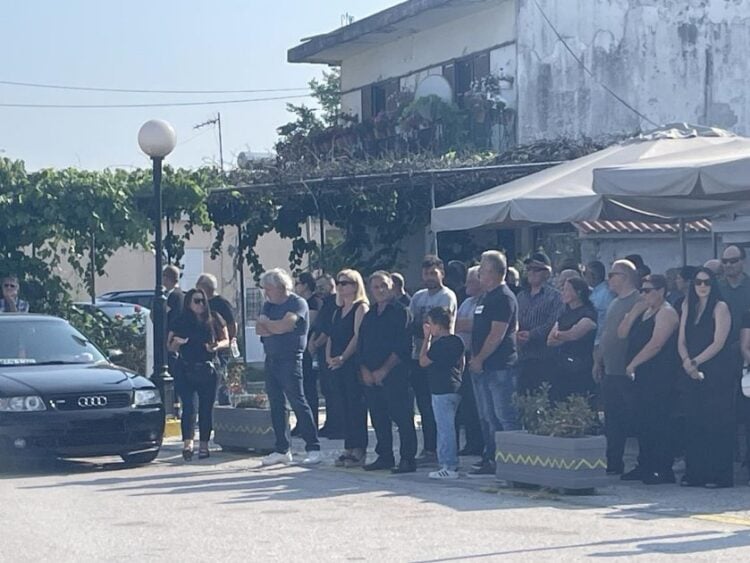 Εικόνα από την κηδεία του 14χρονου ήρωα Σπύρου Δήμου (φωτ.: Μ. Τζώρα/ΑΠΕ-ΜΠΕ)