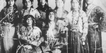 Ασσύριοι και Ασσύριες με εθνικές ενδυμασίες (φωτ.: Αρχείο Πανελλήνιας Ένωσης Ασσυρίων)