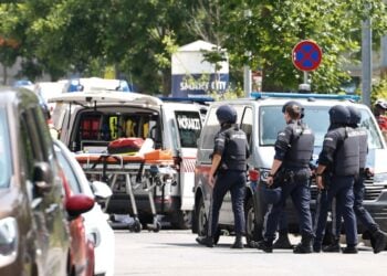 Αστυνομικοί έξω από το σχολείο της πόλης Γκρατζ της Αυστρίας όπου σημειώθηκε η ένοπλη επίθεση (φωτ.: EPA/Erwin Scheriau)