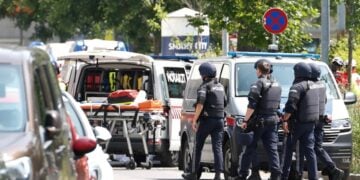 Αστυνομικοί έξω από το σχολείο της πόλης Γκρατζ της Αυστρίας όπου σημειώθηκε η ένοπλη επίθεση (φωτ.: EPA/Erwin Scheriau)