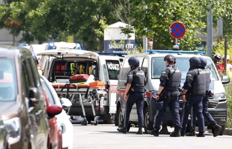 Αστυνομικοί έξω από το σχολείο της πόλης Γκρατζ της Αυστρίας όπου σημειώθηκε η ένοπλη επίθεση (φωτ.: EPA/Erwin Scheriau)