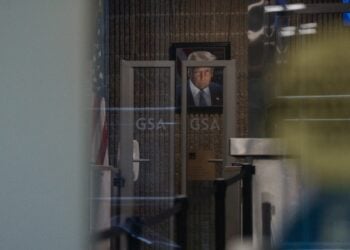 Πορτρέτο του Ντόναλντ Τραμπ στην είσοδο του ομοσπονδιακού κτηρίου στη Varick Street στη Νέα Υόρκη (φωτ.: EPA/OLGA FEDOROVA)