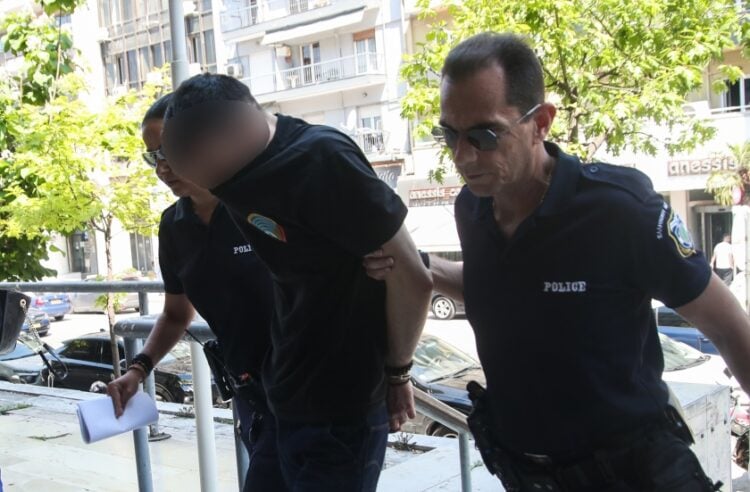 Απολογία στον εισαγγελέα του 34χρονου που κατηγορείται ότι κλώτσησε και πάτησε με το αυτοκίνητό του ένα γατάκι στην Καλαμαριά Θεσσαλονίκης (φωτ.: MotionTeam/Βασίλης Βερβερίδης)