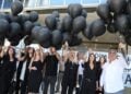 Συγγενείς θυμάτων της τραγωδίας στο Μάτι την ημέρα της ανακοίνωσης της απόφασης για τους 21 κατηγορούμενους έξω από το Τριμελές Εφετείο Πλημμελημάτων (φωτ.: Eurokinissi/Σωτήρης Δημητρόπουλος)