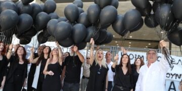 Συγγενείς θυμάτων της τραγωδίας στο Μάτι την ημέρα της ανακοίνωσης της απόφασης για τους 21 κατηγορούμενους έξω από το Τριμελές Εφετείο Πλημμελημάτων (φωτ.: Eurokinissi/Σωτήρης Δημητρόπουλος)