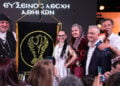Η Κλαυδία φωτογραφίζεται με μέλη και το λάβαρο της Ευξείνου Λέσχης Αθηνών (φωτ.: Κώστας Κατσίγιαννης)