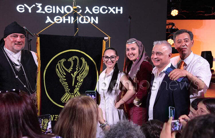 Η Κλαυδία φωτογραφίζεται με μέλη και το λάβαρο της Ευξείνου Λέσχης Αθηνών (φωτ.: Κώστας Κατσίγιαννης)