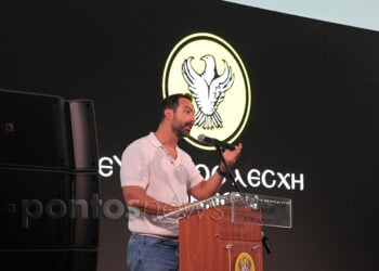 Ο Σάκης Τανιμανίδης σε παρουσίαση εκδήλωσης στην Εύξεινο Λέσχη Αθηνών (φωτ.: Κώστας Κατσίγιαννης)