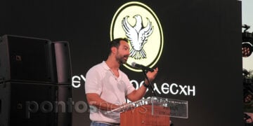 Ο Σάκης Τανιμανίδης σε παρουσίαση εκδήλωσης στην Εύξεινο Λέσχη Αθηνών (φωτ.: Κώστας Κατσίγιαννης)