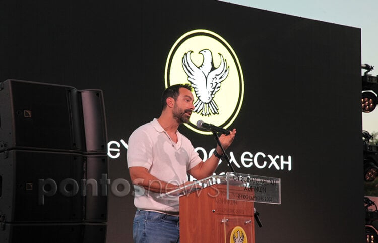 Ο Σάκης Τανιμανίδης σε παρουσίαση εκδήλωσης στην Εύξεινο Λέσχη Αθηνών (φωτ.: Κώστας Κατσίγιαννης)