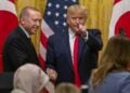 Ο Αμερικανός πρόεδρος Ντόναλντ Τραμπ με τον Τούρκο ομόλογό του Ρετζέπ Ταγίπ Ερντογάν σε παλαιότερη συνάντησή τους στον Λευκό Οίκο (φωτ. αρχείου: EPA/Erik S. Lesser)