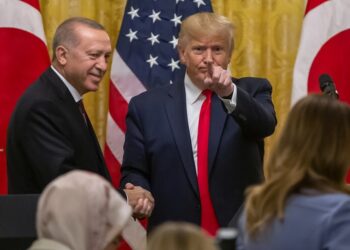 Ο Αμερικανός πρόεδρος Ντόναλντ Τραμπ με τον Τούρκο ομόλογό του Ρετζέπ Ταγίπ Ερντογάν σε παλαιότερη συνάντησή τους στον Λευκό Οίκο (φωτ. αρχείου: EPA/Erik S. Lesser)