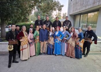 Ο αντιπρόεδρος της Ευξείνου Λέσχης Αθηνών Χάρης Πασβαντίδης με μέλη του χορευτικού τμήματος του Συλλόγου, στις 26 Μαΐου, στο Πολεμικό Μουσείο στο πλαίσιο της εκδήλωσης μνήμης με θέμα: «ΚΩΝΣΤΑΝΤΙΝΟΥΠΟΛΗ» που συνδιοργάνωνε το Επαγγελματικό Επιμελητήριο Αθηνών και ο πρόεδρος και μέλος του ΔΣ της Ευξείνου Λέσχης Αθηνών Γιάννης Χατζηθεοδοσίου (φωτ.: facebook.com/ EvxinosLesxi)