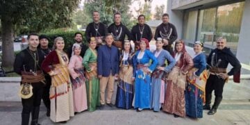 Ο αντιπρόεδρος της Ευξείνου Λέσχης Αθηνών Χάρης Πασβαντίδης με μέλη του χορευτικού τμήματος του Συλλόγου, στις 26 Μαΐου, στο Πολεμικό Μουσείο στο πλαίσιο της εκδήλωσης μνήμης με θέμα: «ΚΩΝΣΤΑΝΤΙΝΟΥΠΟΛΗ» που συνδιοργάνωνε το Επαγγελματικό Επιμελητήριο Αθηνών και ο πρόεδρος και μέλος του ΔΣ της Ευξείνου Λέσχης Αθηνών Γιάννης Χατζηθεοδοσίου (φωτ.: facebook.com/ EvxinosLesxi)