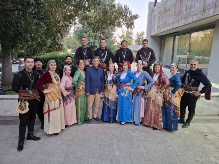 Ο αντιπρόεδρος της Ευξείνου Λέσχης Αθηνών Χάρης Πασβαντίδης με μέλη του χορευτικού τμήματος του Συλλόγου, στις 26 Μαΐου, στο Πολεμικό Μουσείο στο πλαίσιο της εκδήλωσης μνήμης με θέμα: «ΚΩΝΣΤΑΝΤΙΝΟΥΠΟΛΗ» που συνδιοργάνωνε το Επαγγελματικό Επιμελητήριο Αθηνών και ο πρόεδρος και μέλος του ΔΣ της Ευξείνου Λέσχης Αθηνών Γιάννης Χατζηθεοδοσίου (φωτ.: facebook.com/ EvxinosLesxi)
