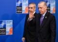 Ο Τούρκος πρόεδρος Ρετζέπ Ταγίπ Ερντογάν συνοδευόμενος από τον Τούρκο ΥΠΕΞ Χακάν Φιντάν στη Σύνοδο του NATO στη Χάγη (φωτ. αρχείου: EPA/JONAS ROOSENS)