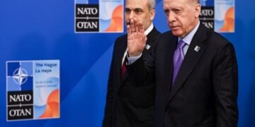 Ο Τούρκος πρόεδρος Ρετζέπ Ταγίπ Ερντογάν συνοδευόμενος από τον Τούρκο ΥΠΕΞ Χακάν Φιντάν στη Σύνοδο του NATO στη Χάγη (φωτ. αρχείου: EPA/JONAS ROOSENS)