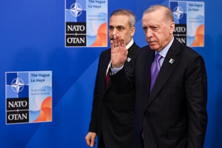 Ο Τούρκος πρόεδρος Ρετζέπ Ταγίπ Ερντογάν συνοδευόμενος από τον Τούρκο ΥΠΕΞ Χακάν Φιντάν στη Σύνοδο του NATO στη Χάγη (φωτ. αρχείου: EPA/JONAS ROOSENS)