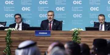 Ο Τούρκος ΥΠΕΞ Χακάν Φιντάν στην εναρκτήρια ομιλία του στην 51η Σύνοδο των Υπουργών Εξωτερικών του Οργανισμού Ισλαμικής Συνεργασίας, στην Κωνσταντινούπολη (φωτ.: EPA/ERDEM SAHIN)