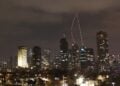 Το ισραηλινό σύστημα άμυνας «Iron Dome» δεν επέτρεψε σε πολλούς από τους ιρανικούς πυραύλους να πλήξουν την ισραηλινή επικράτεια. Παρόλα αυτά κάποιοι πύραυλοι βρήκαν τους στόχους τους (φωτ.:  EPA/ Atef Safadi)