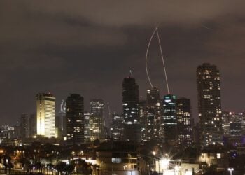 Το ισραηλινό σύστημα άμυνας «Iron Dome» δεν επέτρεψε σε πολλούς από τους ιρανικούς πυραύλους να πλήξουν την ισραηλινή επικράτεια. Παρόλα αυτά κάποιοι πύραυλοι βρήκαν τους στόχους τους (φωτ.:  EPA/ Atef Safadi)