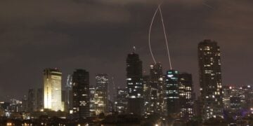 Το ισραηλινό σύστημα άμυνας «Iron Dome» δεν επέτρεψε σε πολλούς από τους ιρανικούς πυραύλους να πλήξουν την ισραηλινή επικράτεια. Παρόλα αυτά κάποιοι πύραυλοι βρήκαν τους στόχους τους (φωτ.:  EPA/ Atef Safadi)